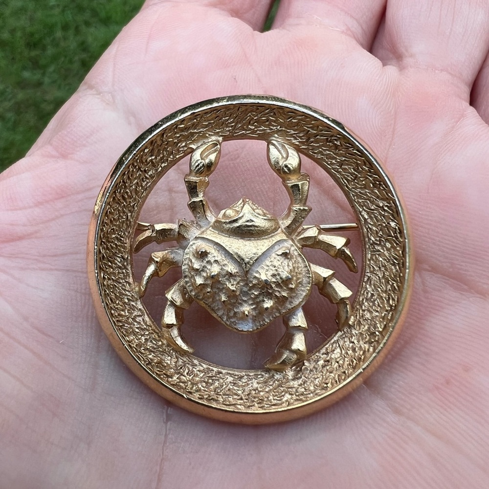 Vintage Crown Trifari 1969 Cancer Zodiac Brooch Gold-tone Astrology Crab - Picture 8 of 17